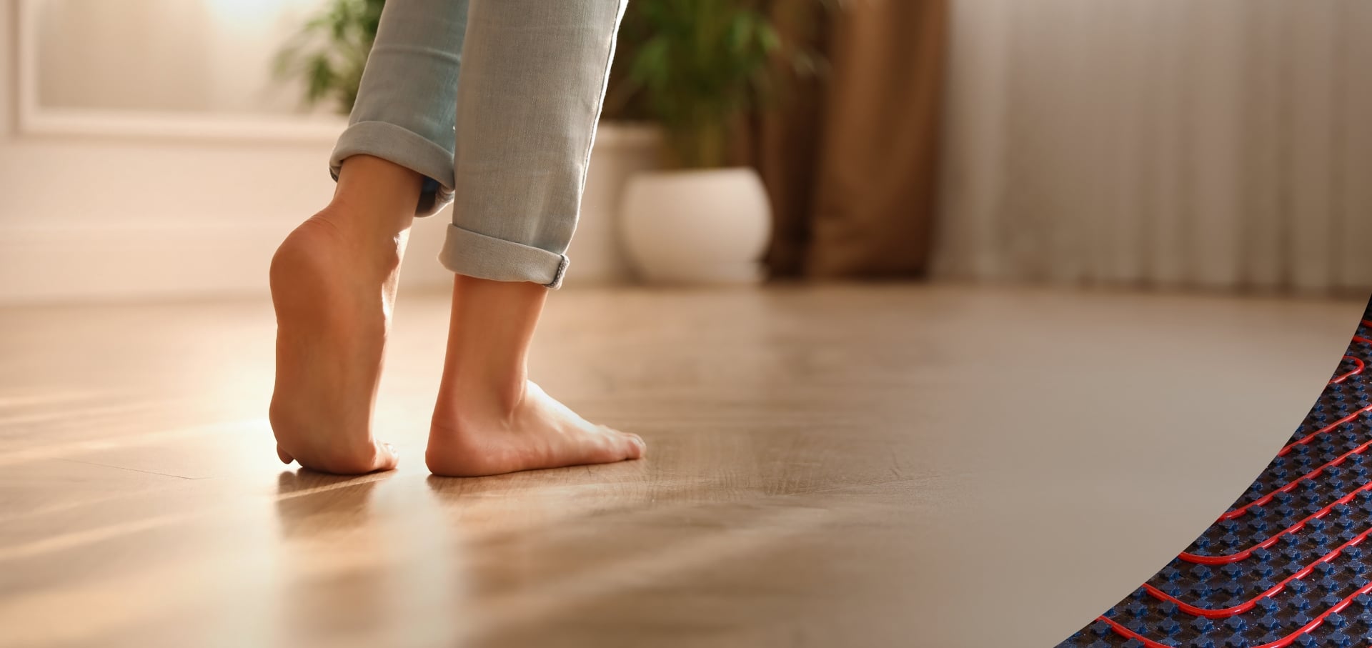 Pieds nus marchants sur un sol, une partie de l'image révèle le système d'un sol chauffant